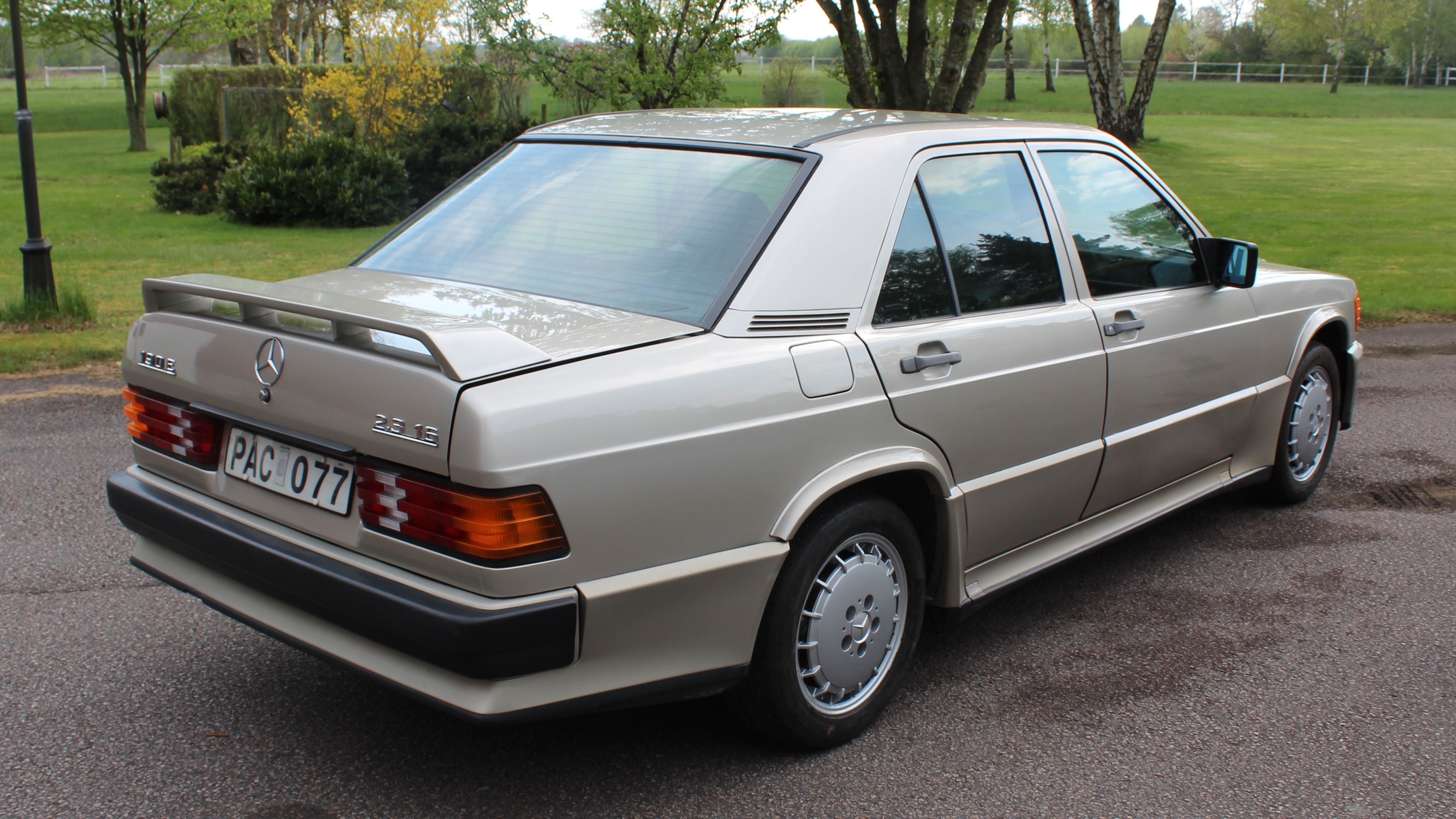 mercedes 190 snett bak höger